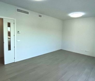 3 Bedroom Apartment For Rent in Estepona, Málaga - Photo 3