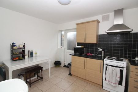 2 bedroom semi-detached house to rent - Photo 5