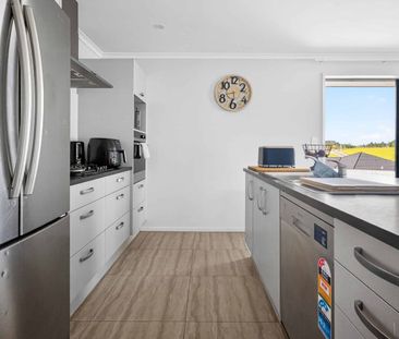 Family Living in Warkworth - Photo 3