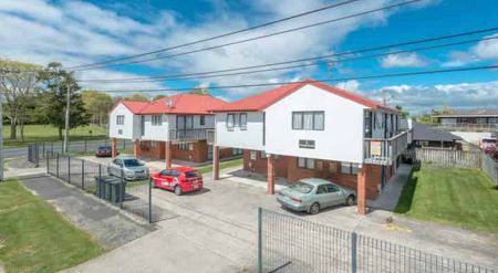 Sunny Upstairs Studio Unit with a Balcony - Photo 2