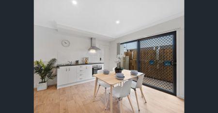 FULLY FURNISHED, DESIGNER STUDIO APARTMENT– BILLS INCLUDED! - Photo 2