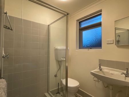 FULLY FURNISHED | ALL-INCLUSIVE | MOVE-IN READY! One-Bedroom Apartment with Off-Street Parking in a Prime Location - Photo 4