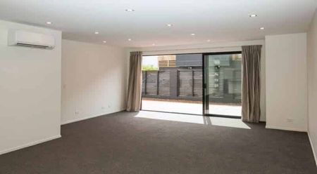ST ALBANS - LUXURIOUS 4 BEDROOM, 2 X BATHROOM TOWNHOUSE, DOUBLE GARAGE - Photo 3