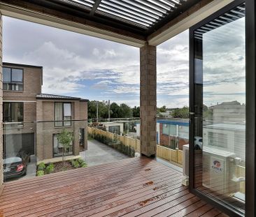 Spacious and Sunny house in heart of Mt Albert - Photo 1