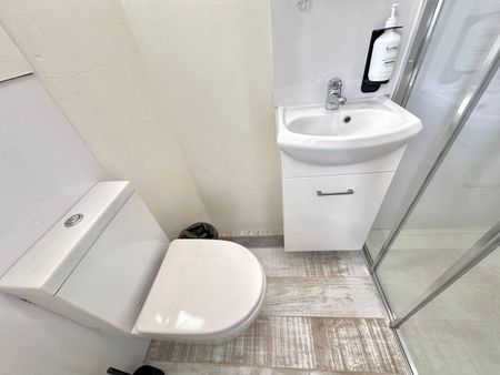 Modern Living in the Iconic 'Astoria' Building - Photo 5