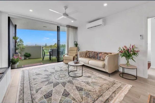 Surfers Paradise - Photo 1