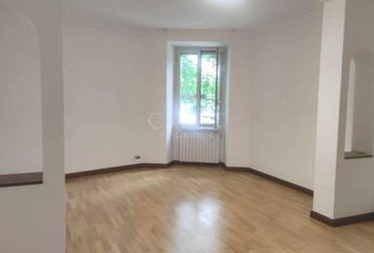 Monteverde Vecchio: Modern 2 bedroom, 2 bath, large living room, separate kitchen. Bright, silent, parquet floors, situated in lovely period building, excellent area, near park. Ref. 2364.