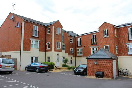Chaucer Court, East Reach, Taunton - Photo 2