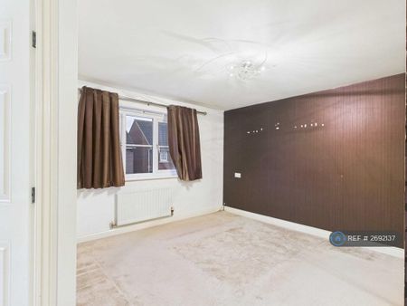 4 bedroom detached house to rent - Photo 2