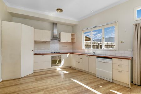Comfort and Convenience in Yarraville: Stunning 3-Bedroom Home with Outdoor Space - Photo 4
