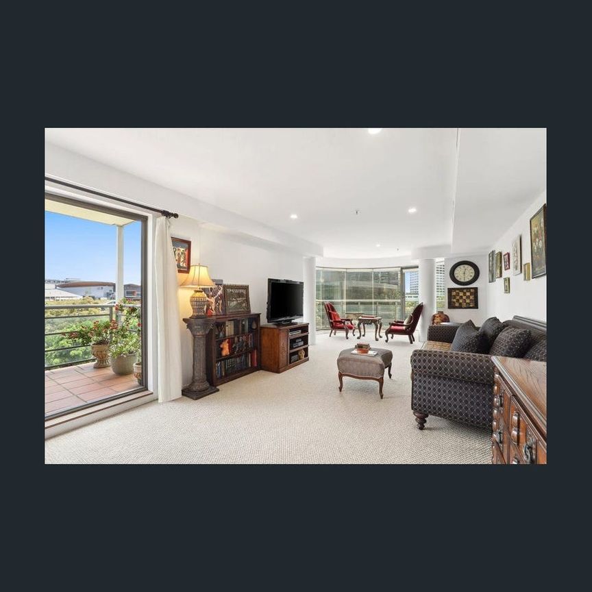 Spacious Three Bed Three Bath Apartment in the heart of Sydney CBD - Photo 1