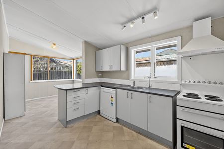 Character-Filled 4 Bedroom Home - One Block from the Beach! - Photo 4