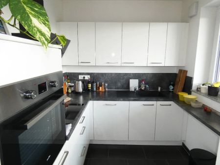 Moderne 2-Zimmer-Wohnung mit großer Sonnenloggia, Aufzug und Rheinblick - Photo 4