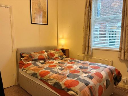 1 bedroom in a house share to rent - Photo 4