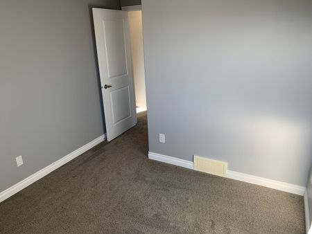 3 Bedroom Upper Unit in Evergreen - Photo 5