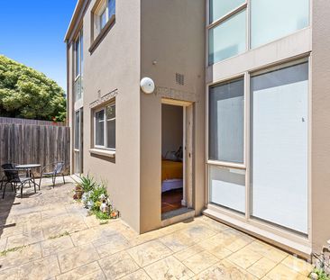 Comfortable coastal living in prime a location - Photo 4