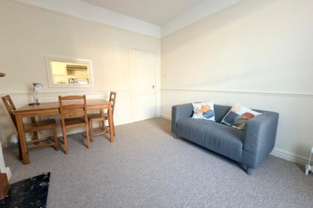 High Street - Photo 2