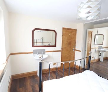 Wellbury Terrace, Leverstock Green, Hemel Hempstead, HP2 4NX, Herts - Photo 4