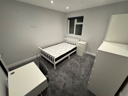 Room in a Shared House, Middle Street, SO14 - Photo 4