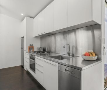 Elegant 3-Bedroom Home in Peaceful Lilyfield Pocket - Photo 2