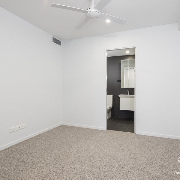 EXECUTIVE APARTMENT - GREAT PRICE - STUDY NOOK - HUGE BALCONY - Photo 1