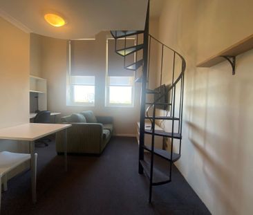 Furnished Loft in the Heart of Broadway – Prime Student Location - Photo 2