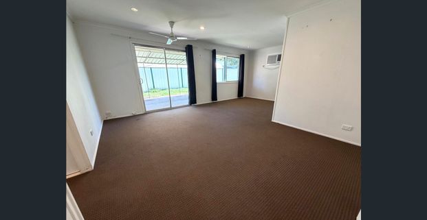 Comfortable 3-Bedroom Home with Refurbished Kitchen & Entertaining Area - Photo 1