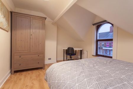 Room 5, 21 Willowbank Gardens, North Belfast, Belfast, BT15 5AH - Photo 3