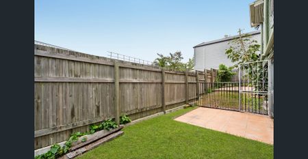 Charming 1-Bedroom Flat in the Heart of Coorparoo - Photo 3