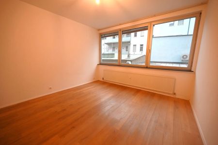 Direkt im Zentrum - 2 Zimmer Wohnung mit großem begehbaren Schrank für Singles oder Pärchen - Photo 3