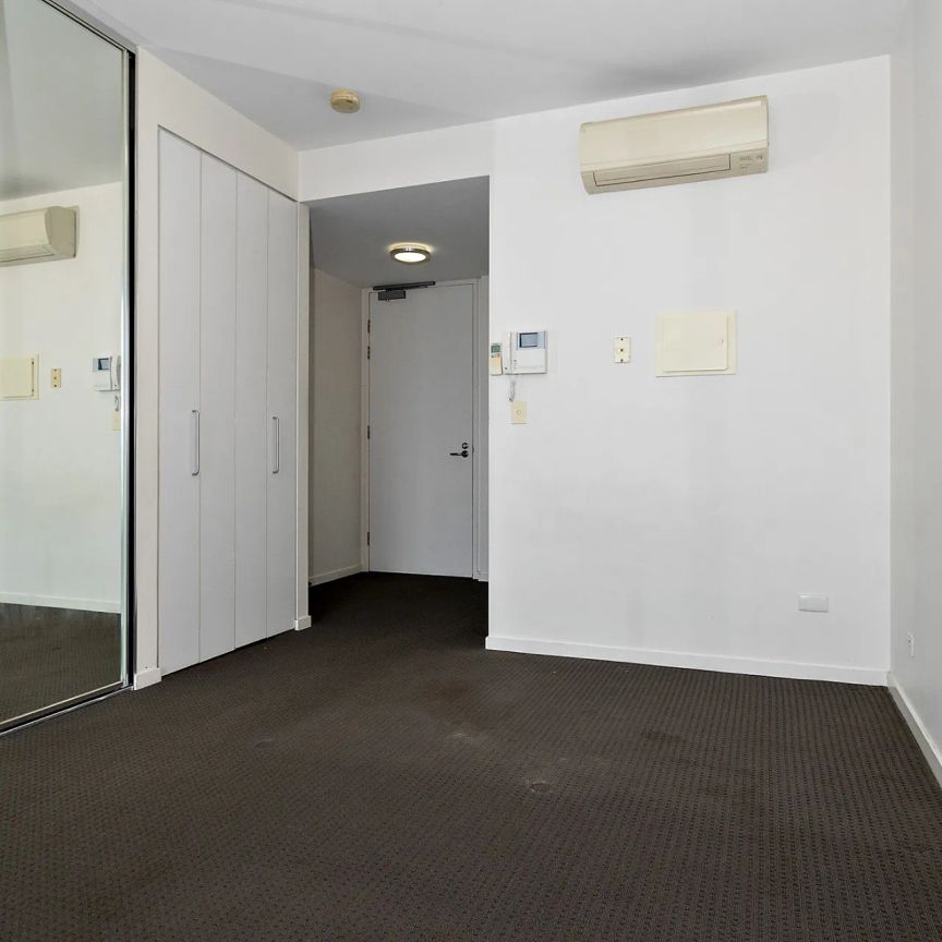 Studio Apartment - Photo 1