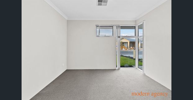 "Stunning Seaside Living: Charming House for Rent in Madora Bay" - Photo 1