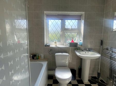 1 bedroom in a house share to rent - Photo 4