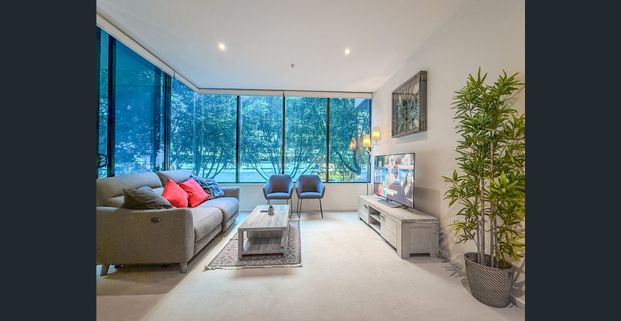 Fully Furnished 2-Bedroom Apartment with Parking in Prime Docklands Location - Photo 1