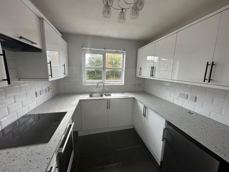 3 bedroom detached house to rent - Photo 3