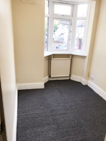 3 Bed Terraced House, Cleveley Crescent, W5 - Photo 2