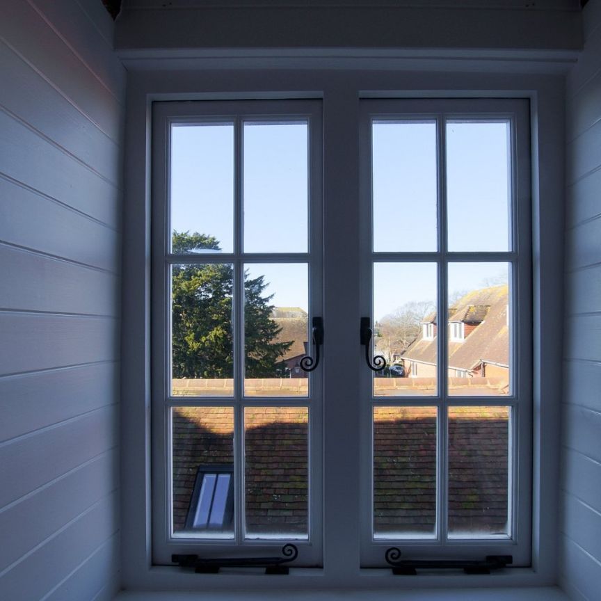 A fantastic opportunity has arisen to rent this sophisticated three-bedroom apartment in the heart of Chichester City Centre - Photo 1