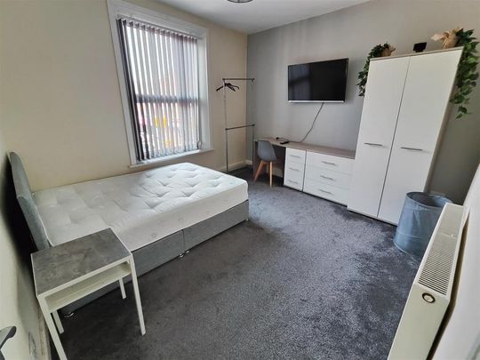 1 bedroom in a house share to rent - Photo 1