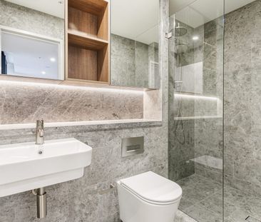 Spacious one-bedroom apartment in Zetland - Photo 1