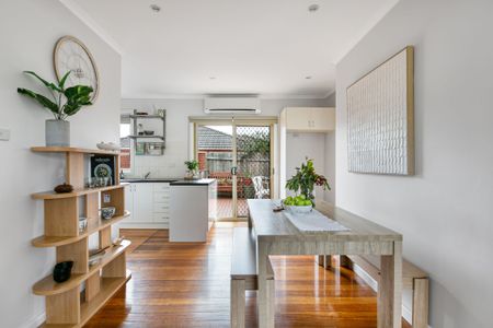 Leafy Serenity with Everything Nearby - Photo 4