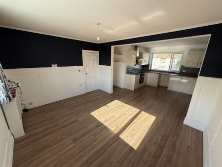 4 bedroom semi-detached house to rent - Photo 5