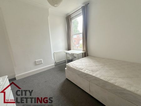 4 Bedroom End Terraced House - Photo 2