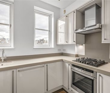 A stunning second floor apartment located on a quiet mews in centra... - Photo 1