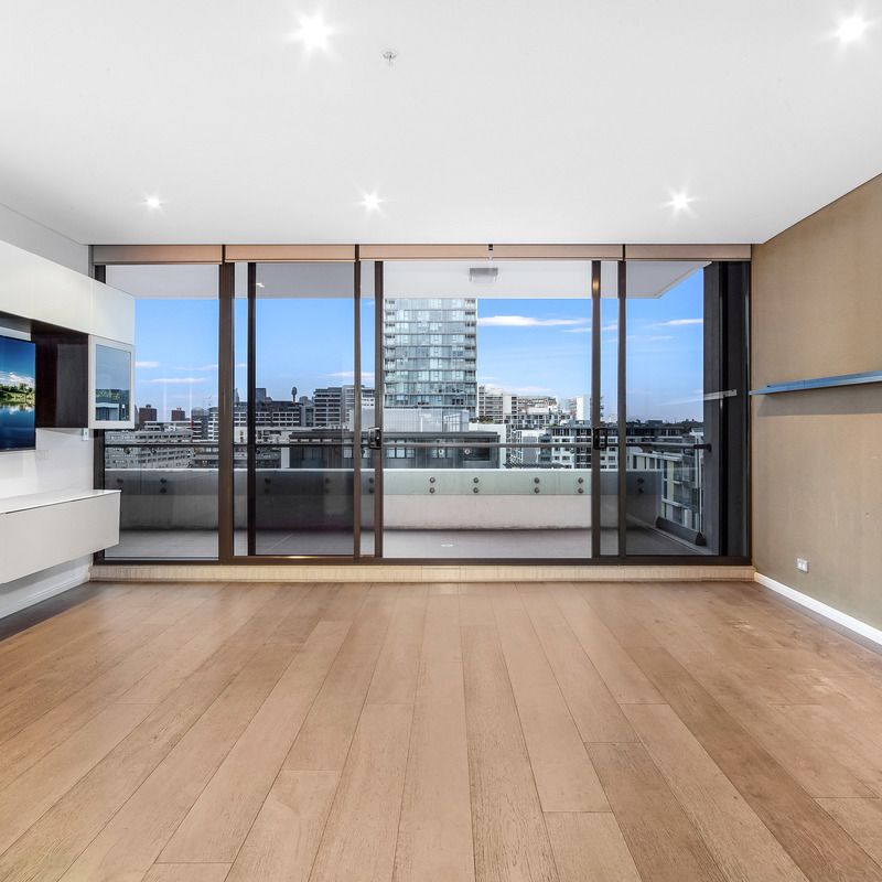 Next to East Village I Large 3-Bedroom Apartment I Double Carspace - Photo 1