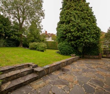 Large detached property with spacious garden - Photo 3