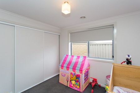 GREAT FAMILY HOME WITH DUCTED HEATING AND COOLING - Photo 3