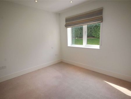 A prestigious apartment located in a gated community within walking distance to Gerrards Cross town - Photo 4