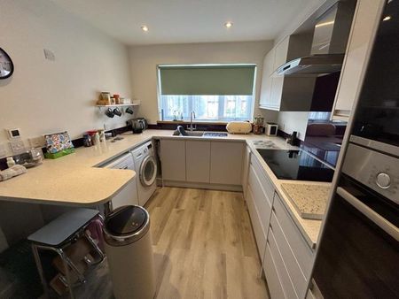 Tychbourne Drive, Guildford - 3 bedrooms Property for lettings - Seymours - Photo 5