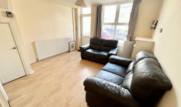 Spacious 4-Bedroom House in Prime Location for Students or Sharers - Photo 1