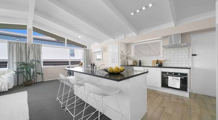 Modern, Sunny & Family Friendly Home - Photo 3